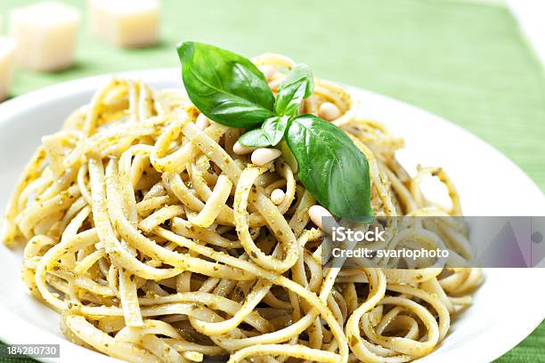 Spaghetti Al Pesto - Fotografie stock e altre immagini di Alimentazione sana - Alimentazione sana, Basilico, Cibi e bevande
