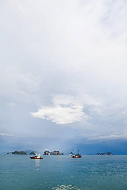 phang nga bay na tailândia - sailboat pier bridge storm - fotografias e filmes do acervo
