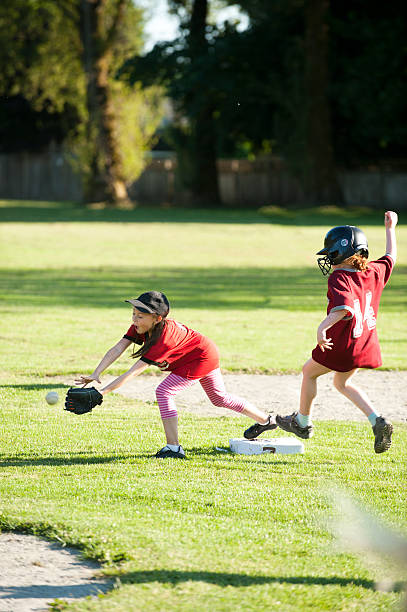 softball-play - baseball und softball nachwuchsliga stock-fotos und bilder