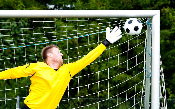 torwart versucht, block perfekte aufnahme - penalty soccer penalty shoot out goalie stock-fotos und bilder