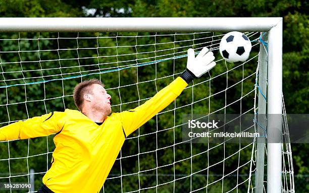 Guardaredes Tenta Bloquear A Fotografia Perfeita - Fotografias de stock e mais imagens de Fracasso - Fracasso, Aspiração, Baliza - Equipamento desportivo