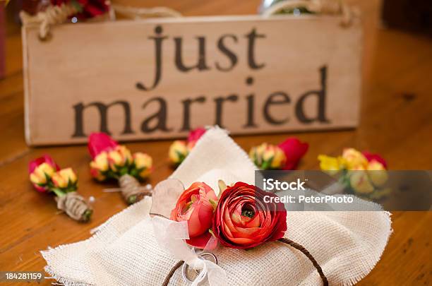 Obrączki Na Poduszkę - zdjęcia stockowe i więcej obrazów Just Married - Angielski zwrot - Just Married - Angielski zwrot, Nowożeńcy, Znak