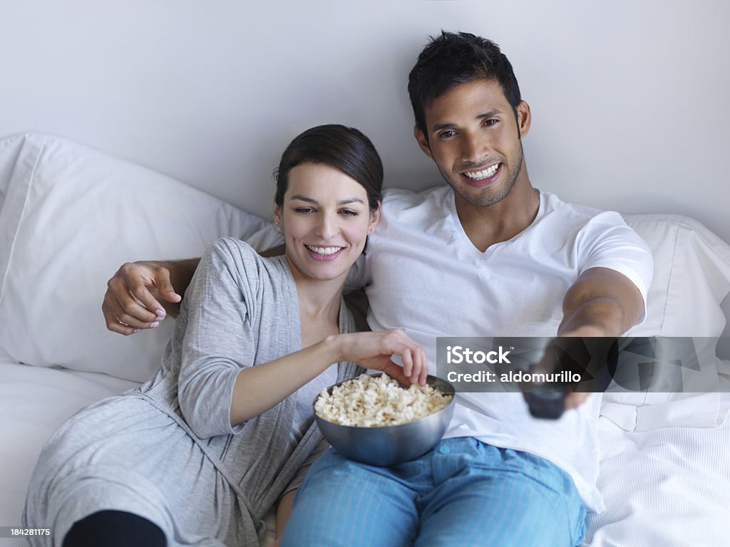 Alegre casal assistindo TV - Foto de stock de 20 Anos royalty-free