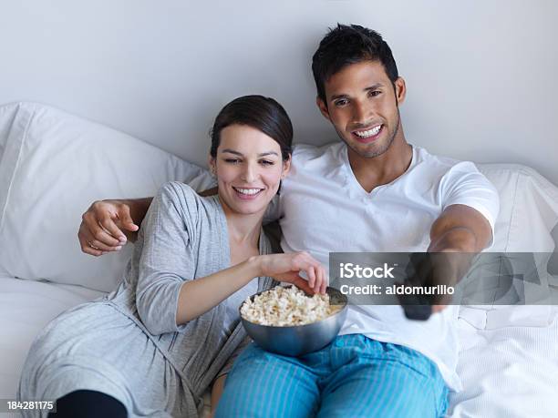 Foto de Alegre Casal Assistindo Tv e mais fotos de stock de 20 Anos - 20 Anos, Abraçar, Aconchegante