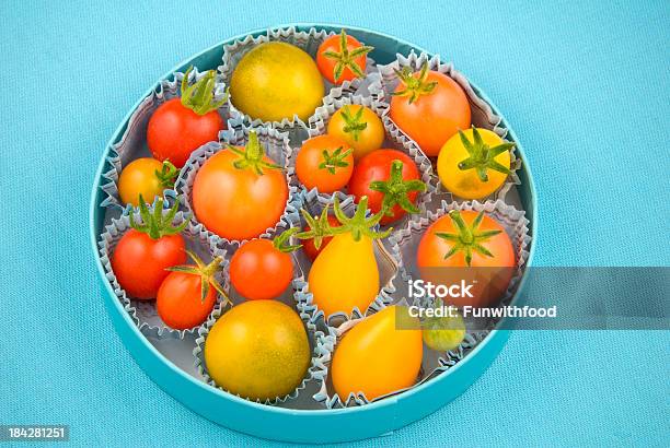 Tomates Cherry Foto de stock y más banco de imágenes de Caja - Caja, Tomate verde, Alimento