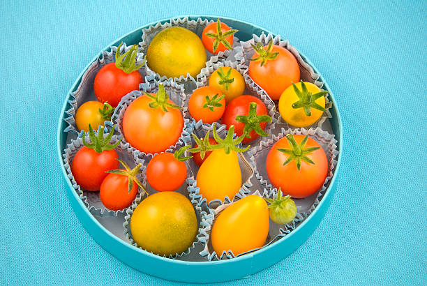 tomates cerises - heirloom tomato food tomato crate photos et images de collection