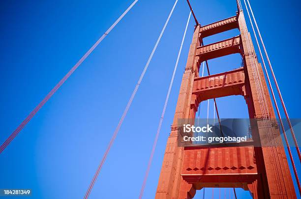 Torre Da Ponte Golden Gate Sustentando A Baía De San Francisco - Fotografias de stock e mais imagens de Arquitetura