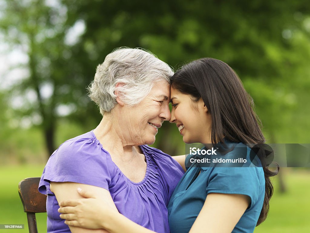 Amorevole nonna e Nipote femmina - Foto stock royalty-free di Abbracciare una persona