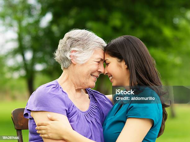 Amorevole Nonna E Nipote Femmina - Fotografie stock e altre immagini di Abbracciare una persona - Abbracciare una persona, Nonni, 70-79 anni
