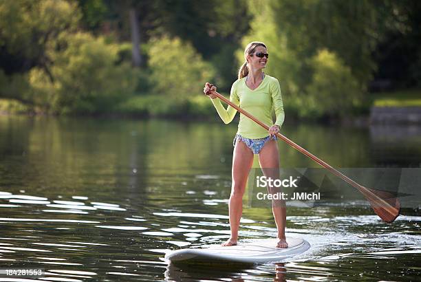 Photo libre de droit de Paddle Sur Lac Urbain banque d'images et plus d'images libres de droit de Paddle surfing - Paddle surfing, Paddleboard, Une seule femme