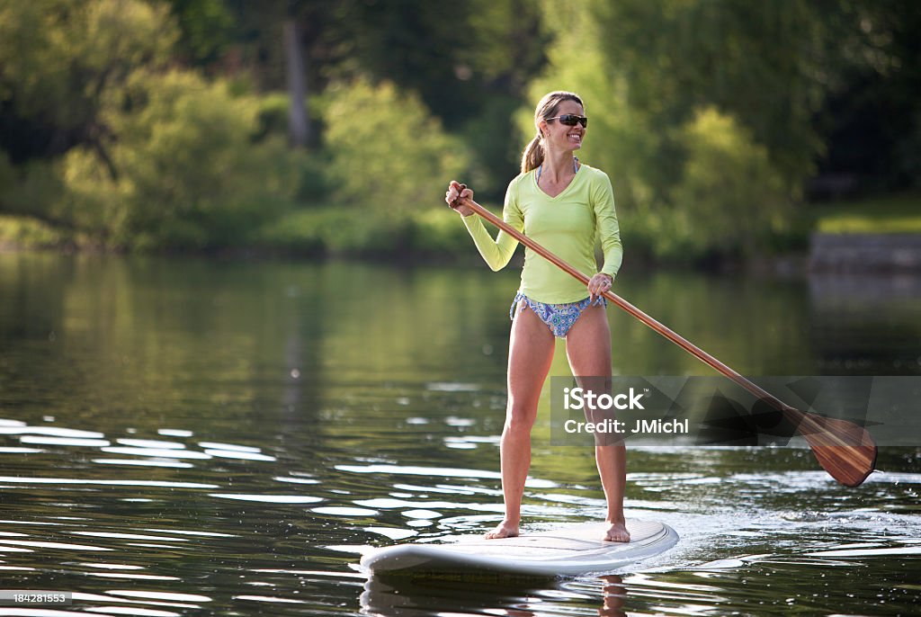 Paddle em Urban lago. - Foto de stock de Remo em pé royalty-free