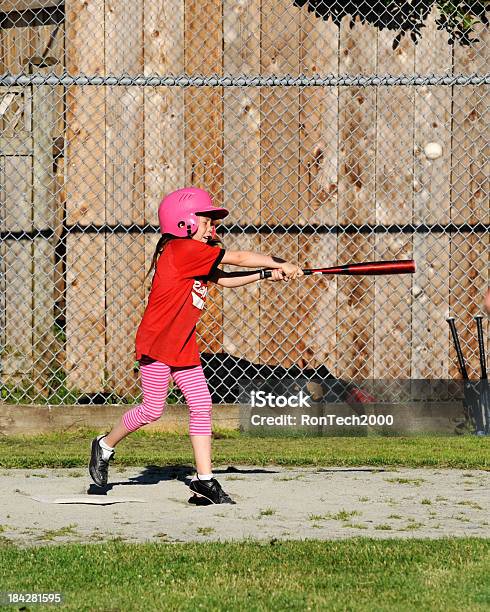 Mädchen Schlagen Einen Home Run Stockfoto und mehr Bilder von Baseball - Baseball, Baseball-Spielball, Einen Baseball schlagen