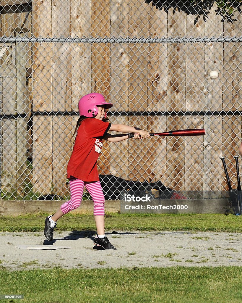 Dziewczynka zabawy w domu Praca - Zbiór zdjęć royalty-free (Baseball)