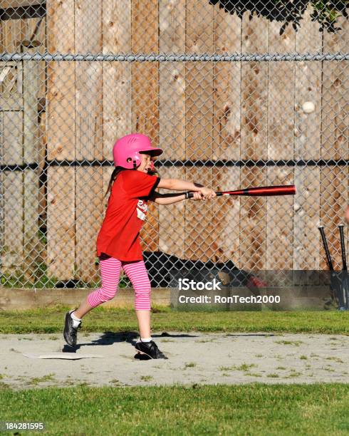 Dziewczynka Zabawy W Domu Praca - zdjęcia stockowe i więcej obrazów Baseball - Baseball, Piłka do baseballu, Odbijać piłkę