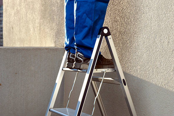trabajador de escalera - falling ladder physical injury accident fotografías e imágenes de stock