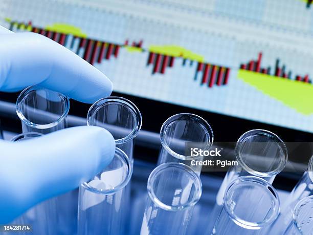 Genetische Forschung Im Labor Stockfoto und mehr Bilder von DNA - DNA, Menschliche Zelle, Analysieren