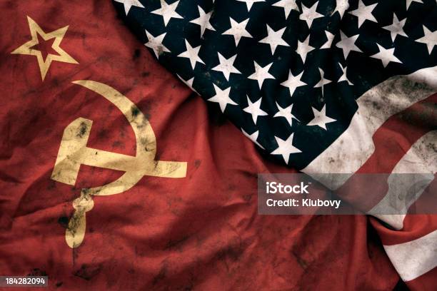 Гранжем Флаги Советского Союза И Сша — стоковые фотографии и другие картинки Cold War - Cold War, США, Бывший Советский Союз