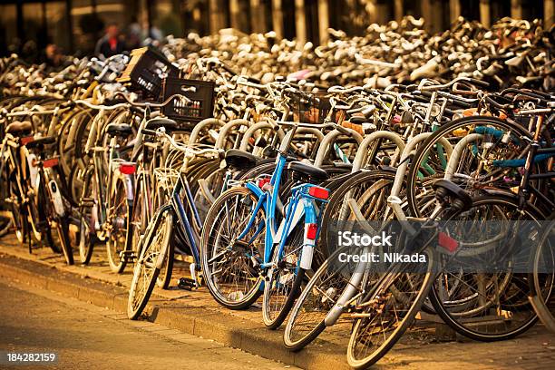 Bicicletas Fijas Foto de stock y más banco de imágenes de Aire libre - Aire libre, Andar en bicicleta, Aparcamiento