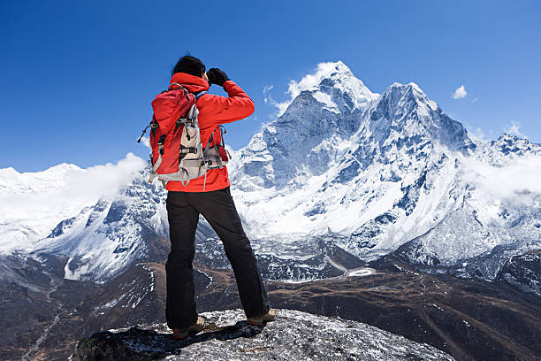 femme regardant l'ama dablam, le parc national du mont everest, népal - mt everest photos et images de collection