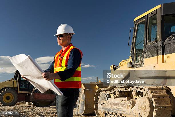 Foto de Revisão Da Construção e mais fotos de stock de Compressor - Veículo terrestre comercial - Compressor - Veículo terrestre comercial, Arquiteto, Artigo de vestuário para cabeça