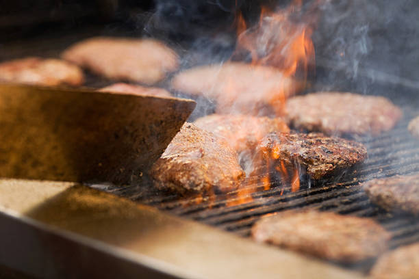 flamme, des hamburgers grillés de gaz de cuisson sur le grill à charbon - charbroil photos et images de collection