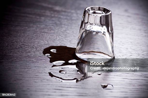 Foto de Foto De Álcool e mais fotos de stock de De Cabeça Para Baixo - De Cabeça Para Baixo, Copo de Bebida Alcoólica, Copo