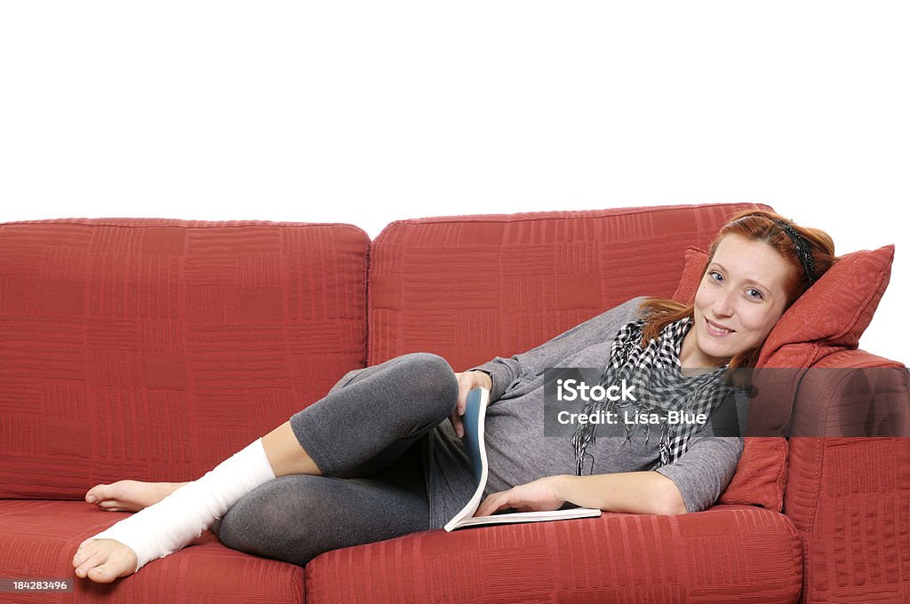 Étudiante sur un canapé avec une bride de cheville. - Photo de Accident bénin libre de droits