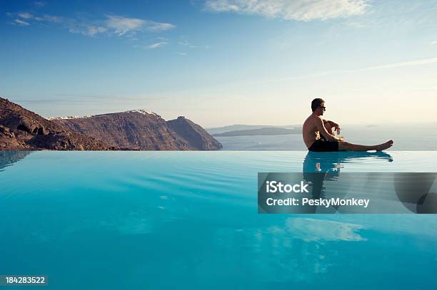 Jovem Sentado Lago Infinito Edge Caldeira Ver Santorini Grécia - Fotografias de stock e mais imagens de Hotel