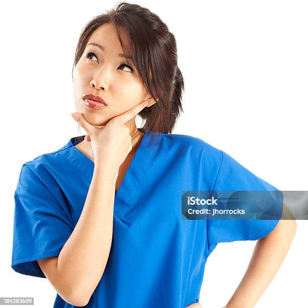 Мечтательные Медсестра В Голубой Скрабы — стоковые фотографии и другие картинки Средний медицинский персонал - Средний медицинский персонал, Размышление, Белый фон