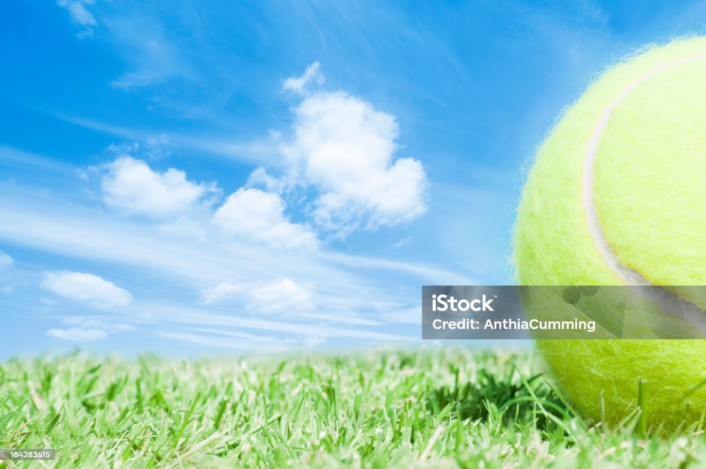 Court de tennis ball allongé sur l'herbe verte et ciel bleu - Photo de Bleu libre de droits