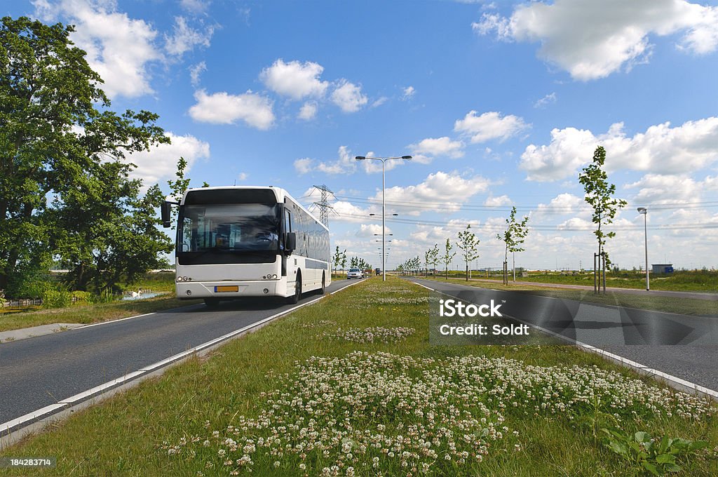 Nähern bus in niederländische Landschaft - Lizenzfrei Bus Stock-Foto