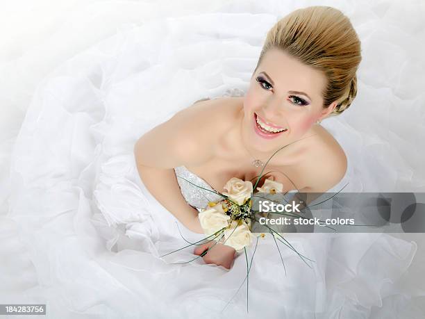 Allegro Sposa - Fotografie stock e altre immagini di Sfondo bianco - Sfondo bianco, Sposa, Abito da sposa