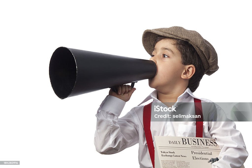 Newsboy holding paper y gritar de megáfono - Foto de stock de Repartidor de periódicos libre de derechos