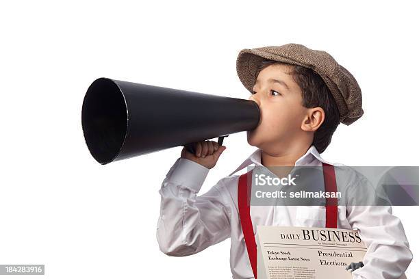 Newsboy Holding Paper Y Gritar De Megáfono Foto de stock y más banco de imágenes de Repartidor de periódicos - Repartidor de periódicos, Megáfono, Niño