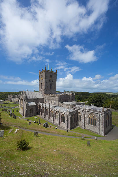 st davids catedral de pembrokeshire país de gales - uk cathedral cemetery day imagens e fotografias de stock