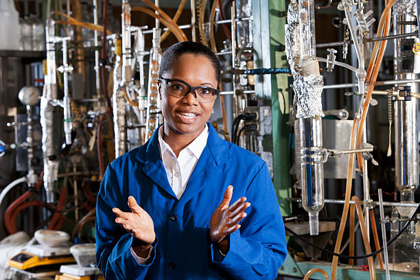 operaio femminile in industria chimica - manufacturing occupation african descent refinery manual worker foto e immagini stock