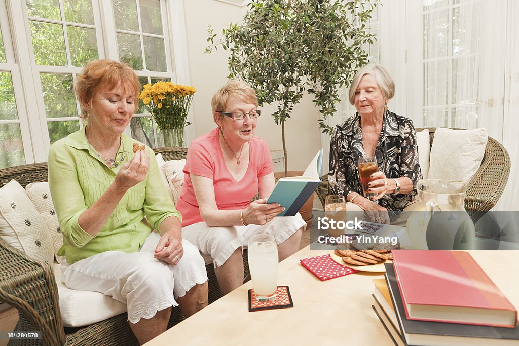 Mulheres idosas Encontro Social leitura no clube do livro Hz - Royalty-free Clube do Livro Foto de stock