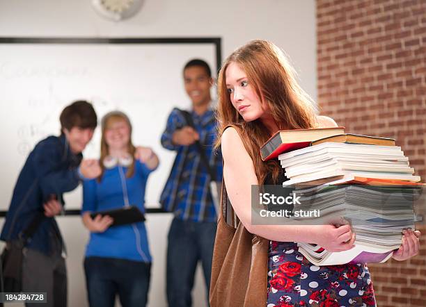 Junges Mädchen Mit Klassenkameraden Mocked Stockfoto und mehr Bilder von Bildung - Bildung, Buch, Drangsalieren