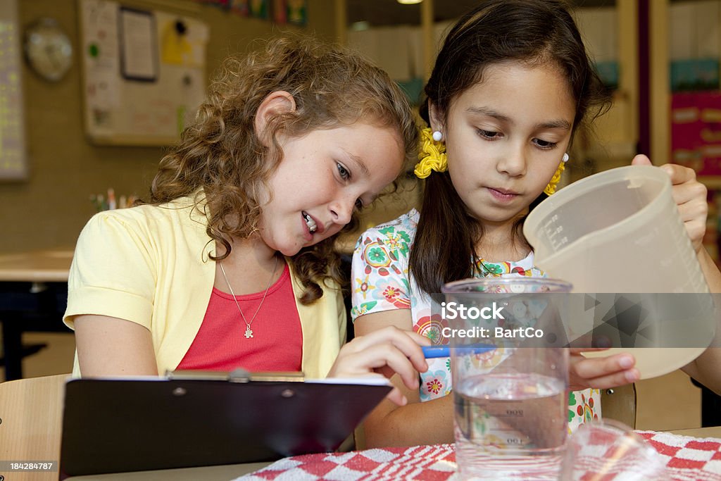 Enfants faire des expériences. - Photo de 6-7 ans libre de droits