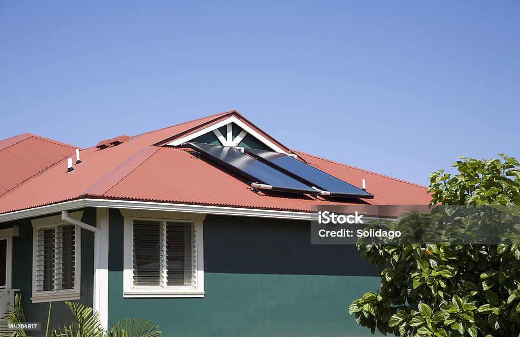 Pannelli solari sul tetto di clima soleggiato piastrelle - Foto stock royalty-free di Ambientazione esterna