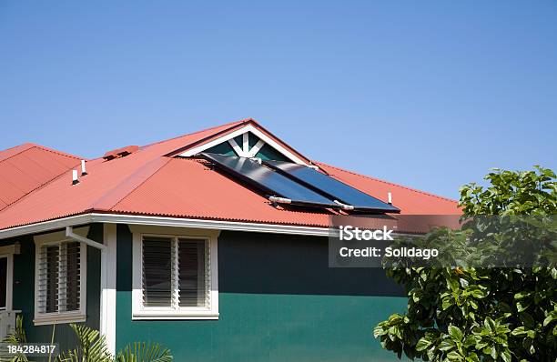 Painéis Solares No Telhado De Telha Em Sunny Clima - Fotografias de stock e mais imagens de Ao Ar Livre - Ao Ar Livre, Arquitetura, Azul