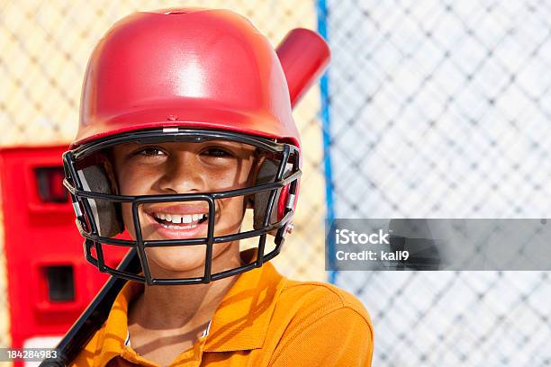 Niño En Una Jaula Batear Foto de stock y más banco de imágenes de Africano-americano - Africano-americano, Niño, Casco de béisbol