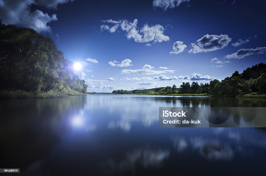 Lago em uma floresta - Foto de stock de Azul royalty-free