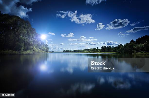 Foto de Lago Em Uma Floresta e mais fotos de stock de Azul - Azul, Azul escuro - Azul, Beleza natural - Natureza