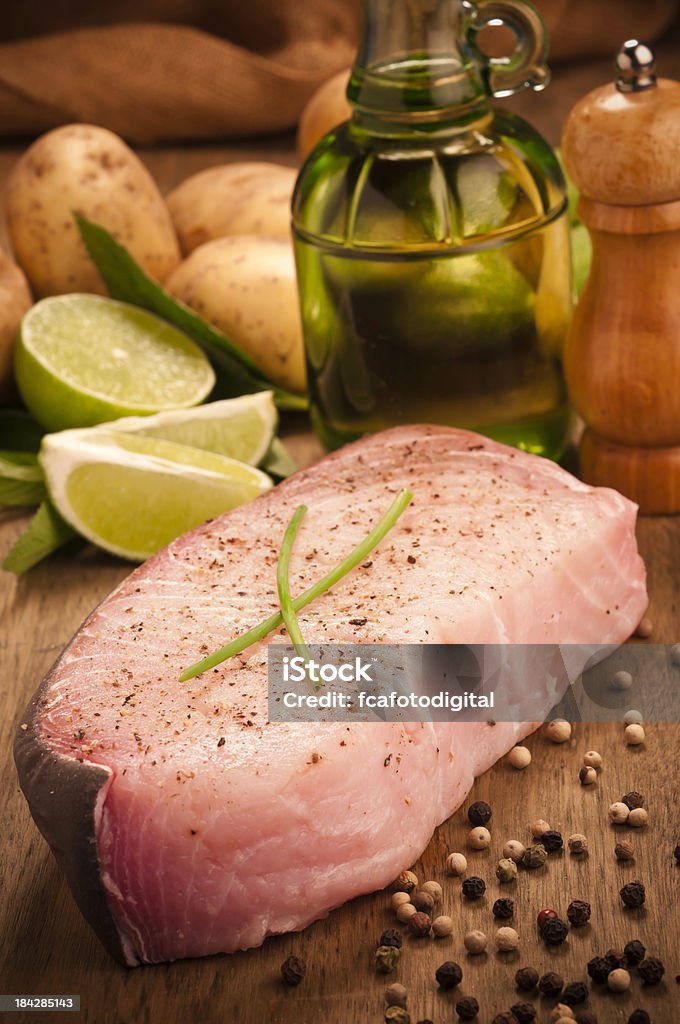 Filetto di pesce crudo - Foto stock royalty-free di Cibi e bevande