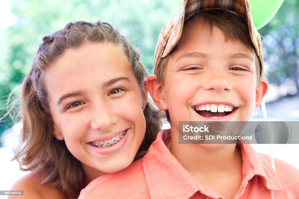 Gros frère et sœur s'amuser ensemble - Photo de Appareil dentaire libre de droits