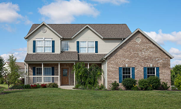 istock Outside view of a suburban house 184285163
