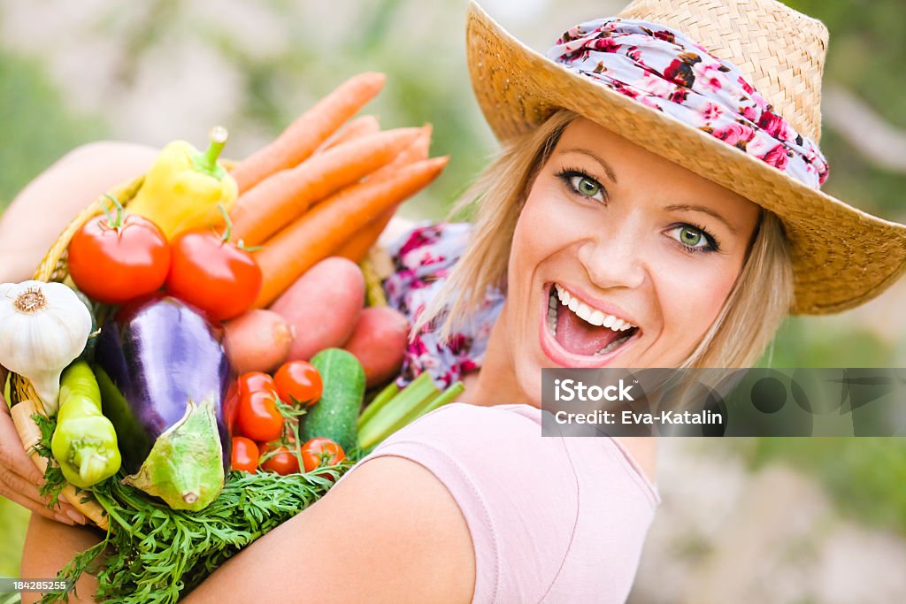 Jardinagem series: Linda mulher segurando legumes - Foto de stock de 30 Anos royalty-free