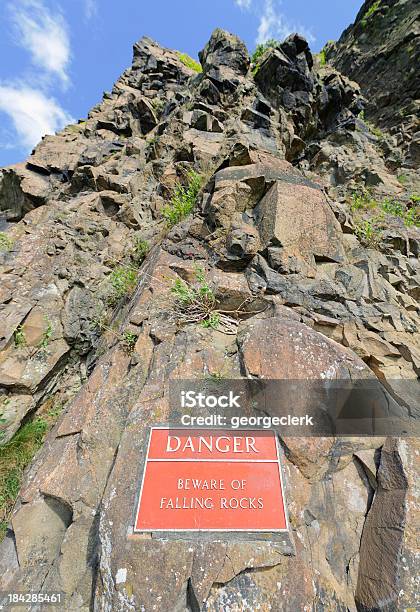 Pericoloattenzione Di Cubi Rock - Fotografie stock e altre immagini di Avversità - Avversità, Composizione verticale, Scalare
