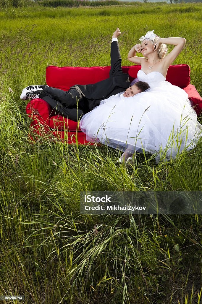 Sposi seduti sul divano - Foto stock royalty-free di Adulto